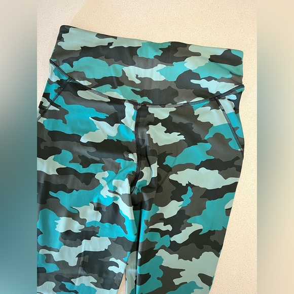 Lululemon camo print tights size 12 - Picture 2 of 2